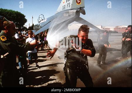 HAUPTMANN. Randy Parker, 561. Kampfgeschwader, wird nach der letzten Mission des Geschwaders hinter seinem F-4 Phantom abgespritzt. Die letzten acht aktiven F-4G-Phantome wurden Ende März in Rente gesetzt. FOTO veröffentlicht im AIRMAN Magazine, Juni 1996. Exaktes Datum Aufnahme Unbekannt. Basis: Luftwaffenstützpunkt Nellis Bundesstaat: Nevada (NV) Land: Vereinigte Staaten von Amerika (USA) Stockfoto