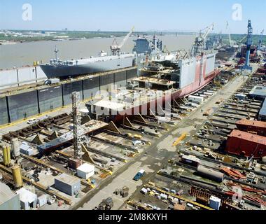 Hafenbogenansicht des strategischen Schwerhubschiffs USNS BOB HOPE (T-AKR 300) des militärischen Sealift-Kommandos (MSC), das in der Werft Avondale im Bau ist. Das Schiff ist zu 40 Prozent fertig. Basis: Avondale Bundesstaat: Louisiana (LA) Land: Vereinigte Staaten von Amerika (USA) Stockfoto