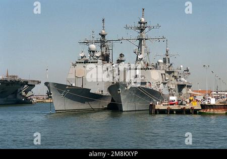 Backbordbogenansicht des Lenkraketenkreuzers USS TICONDEROGA (CG-47) und des Arleigh Burke Class Guided Missile Destroyers USS LABOON (DDG-58). Das zeigt einen Vergleich der beiden Kriegsschiffe der Aegis-Klasse. Basis: Hampton Roadstead Bundesstaat: Virginia (VA) Land: Vereinigte Staaten von Amerika (USA) Stockfoto