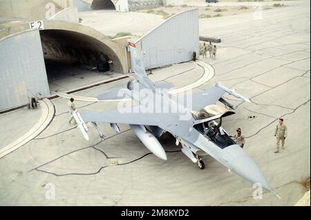 Ein F-16C Kampfflugzeug von 389. Fighter Squadron, Mountain Home Air Force Base, Idaho, das gerade auf dem Azaraq Air Base gelandet ist, Jordan wird von Flugzeugwartungspersonal „schnell umgedreht“ und auf den Start und eine weitere Mission vorbereitet. Das Flugzeug wird an der Air Power Expeditionary Force teilnehmen. Eine Hilfsmission der Truppe besteht darin, die US-Luftwaffe und andere multinationale Streitkräfte, die in Saudi-Arabien und anderen nahegelegenen Ländern operieren, bei der Patrouille der Flugverbotszone über dem Südirak zu unterstützen. Einsatzgebiet/Serie: AIR POWER EXPEDITIONARY FORCE Base: Azraq Air Base Country: Jordanien (J Stockfoto