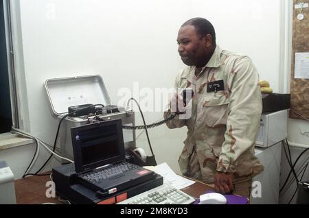 PERSONAL SGT. Fenton C. Davenport, (Heimatstadt Hampton, Virginia) ein Scheinkontrolleur der 347. OSS, Moody Air Force Base, Georgia, richtet seinen Computer und sein Funkgerät in der Kommandozentrale des Luftwaffenstützpunkts Azaraq, Jordanien, ein. Er ist als Teil der Air Power Expeditionary Force nach Jordanien entsandt. Eine Hilfsmission der Truppe besteht darin, die US-Luftwaffe und andere multinationale Streitkräfte, die in Saudi-Arabien und anderen nahegelegenen Ländern operieren, bei der Patrouille der Flugverbotszone über dem Südirak zu unterstützen. Einsatzgebiet/Serie: AIR POWER EXPEDITIONARY FORCE Base: Azraq Air Base Country: Jordan (JOR) Stockfoto