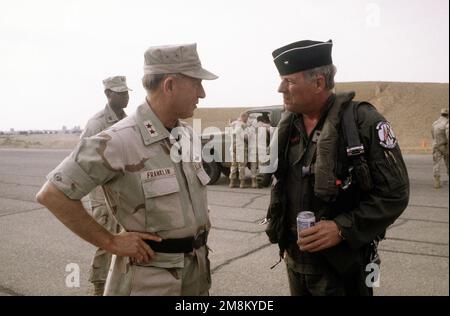 Major GEN. Carl F. Franklin (links), Joint Task Force, Southwest Asia Commander, begrüßt BRIGADEGENERAL. William R. Looney II (rechts), der 1. Kampfflügelkommandeur und der Air Power Expeditionary Force Commander auf der Azaraq Air Base, Jordanien, nach seiner Ankunft in seinem F-15C Strike Eagle Flugzeug. Eine Hilfsmission der Truppe besteht darin, die US-Luftwaffe und andere multinationale Streitkräfte, die in Saudi-Arabien und anderen nahegelegenen Ländern operieren, bei der Patrouille der Flugverbotszone über dem Südirak zu unterstützen. Einsatzgebiet/Serie: AIR POWER EXPEDITIONARY FORCE Base: Azraq Air Base Country: Jordan (JOR) Stockfoto