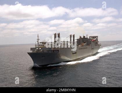 Niedrig schräg, seitlicher Blick aus der Luft auf das Transportschiff USNS SHUGHART (T-AKR-295) des Military Sealift Command (MSC), das auf Seerennen vor San Diego unterwegs ist. Land: Pazifik (POC) Stockfoto