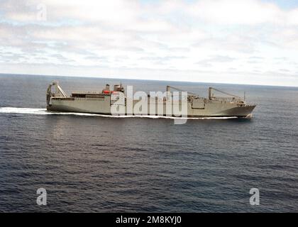 Niedrig schräges Luftporträt des Transportschiffs USNS SHUGHART (T-AKR-295) des Militärs Sealift Command (MSC), das auf Seerennen vor San Diego unterwegs ist. Land: Pazifik (POC) Stockfoto