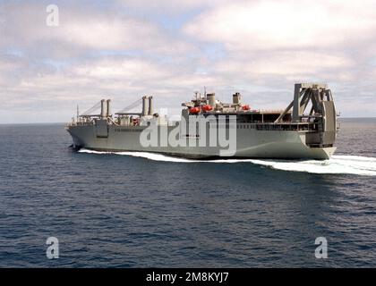 Niedrig schräg, seitlicher Blick aus der Luft auf das Transportschiff USNS SHUGHART (T-AKR-295) des Military Sealift Command (MSC), das auf Seerennen vor San Diego unterwegs ist. Land: Pazifik (POC) Stockfoto