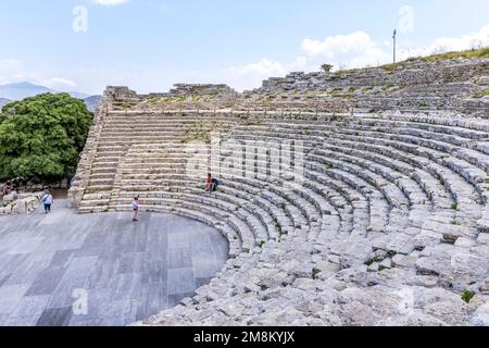 Segesta, Sizilien, Italien - 9. Juli 2020: Ruinen des griechischen Theaters in Segesta, Sizilien, Italien Stockfoto