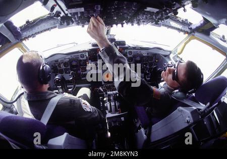 Piloten, Captain Matt T. Stephens (links, Heimatstadt Hazlet, New Jersey) und 1. Lieutenant Ken A. Shugart (rechts, Heimatstadt: Desota Texas) vom 96. Air Tanken Geschwader, Fairchild Air Force Base, Washington, im Cockpit, um ihr KC-135 Flugzeug vor einer Tankmission über Jordanien zur Unterstützung der Air Power Expeditionary Force vorzubereiten. Eine Hilfsmission der Truppe besteht darin, die US-Luftwaffe und andere multinationale Streitkräfte, die in Saudi-Arabien und anderen nahegelegenen Ländern operieren, bei der Patrouille der Flugverbotszone über dem Südirak zu unterstützen. Betreff Betrieb/Serie: AIR POWER EXPEDITIONARY FORCE Land: Stockfoto