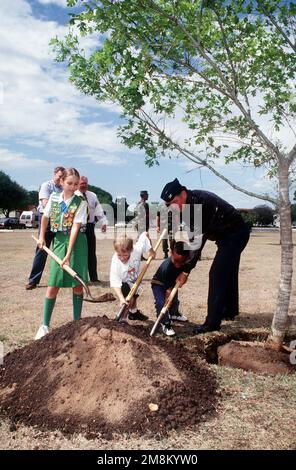 (Von links nach rechts) Lisa Lage, 11; von Girl Scout Truppe 154; Colton Botson, 7; und Ray Cage, 7 Assist COL. David Lopez, Vice Commander, 12. Flying Training Wing, Pflanzen einen Baum auf dem Gelände des Future Youth Center. Der Baum wurde von der Free City USA bereitgestellt Stiftung. Basis: Randolph Luftwaffenstützpunkt Bundesstaat: Texas (TX) Land: Vereinigte Staaten von Amerika (USA) Stockfoto