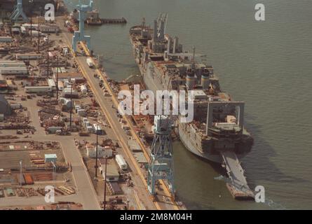 Viertelansicht des Transportschiffs USNS GILLILAND (T-AKR-298) aus der Luft, das am Liegeplatz 1 des Newport News Shipbuilding und der Drydock Corporation Shipyard umgebaut wird. Basis: James River Bundesstaat: Virginia (VA) Land: Vereinigte Staaten von Amerika (USA) Stockfoto