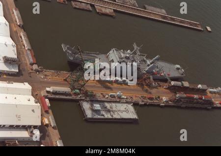 Vom Lufthafen aus gesehen sehen Sie das stillgelegte Panzerlandeschiff MANITOWOC (LST-1180), das an einem der Fingerpiers der Newport News Shipbuilding und der Drydock Corporation Shipyard befestigt ist. Das Schiff wird für den Verkauf an die taiwanesische Marine umgebaut. Basis: James River Bundesstaat: Virginia (VA) Land: Vereinigte Staaten von Amerika (USA) Stockfoto