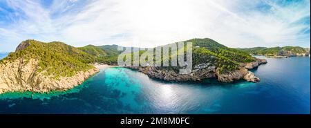 Blick auf Cala Benirras Strand mit türkisfarbenem Meerwasser, Insel Ibiza, Spanien Stockfoto