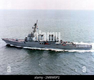 Luftaufnahme des im Rahmen der Seeversuche des Bauunternehmers laufenden geführten Raketenzerstörers USS GONZALES (DDG 66) aus der Luft. Land: Atlantik (AOC) Stockfoto