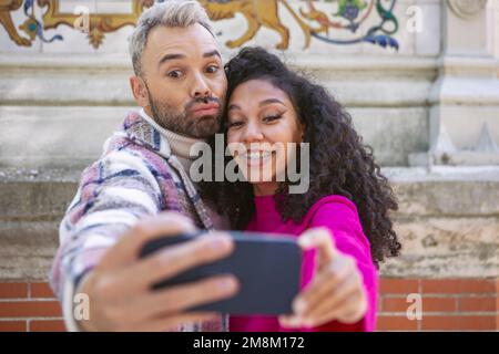 Ein junges Paar, macht Selfies, macht lustige Gesichter Stockfoto