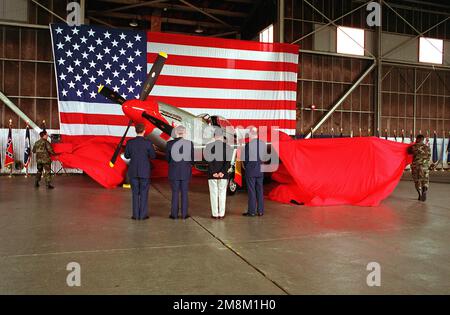 Brigadegeneral Michael J. Quarnaccio, Befehlshaber des Luftwaffenflügels 512.; Oberst Richard B. Bundy, Befehlshaber des Luftwaffenflügels 436.; Dr. Roscoe C. Brown, Jr., Mitglied von Tuskegee Airmen; Und Colonel Charles W. Walters, Vice Commander 11. Wing, Bolling AFB, Washington D.C., sehen Sie, wie ein restaurierter P51 D Mustang bei einer Zeremonie enthüllt wird, bei der die Tuskegee Airmen für ihre Unterstützung während des Zweiten Weltkriegs geehrt werden Basis: Luftwaffenstützpunkt Dover Bundesstaat: Delaware (DE) Land: Vereinigte Staaten von Amerika (USA) Stockfoto