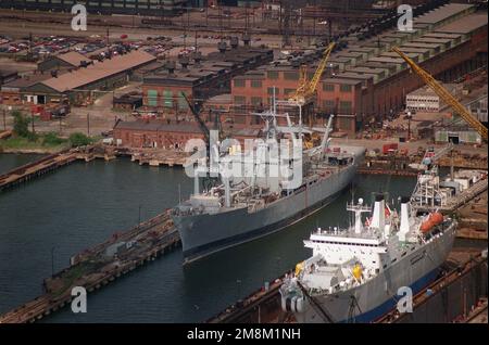Hafenbogenansicht des ehemaligen Amphibienschiffs USS MOBILE (LKA-115), das in die Verwendung des militärischen Sealift-Kommandos (MSC) in der Werft der Bethlehem Steel Corporation umgewandelt wird. Basis: Sparrows Point Staat: Maryland (MD) Land: Vereinigte Staaten von Amerika (USA) Stockfoto