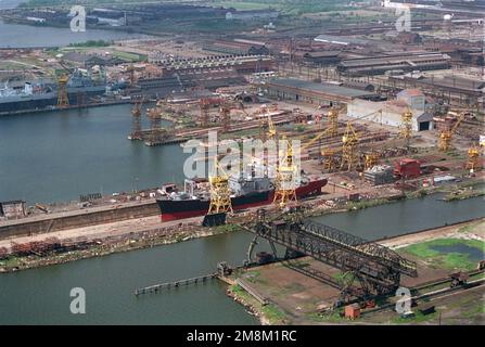 Luftbrücke/Ansicht des ehemaligen Amphibienschiffs USS EL PASO (LKA-117), das in die militärische Sealift-Kommandozentrale (MSC) umgewandelt wird, in der Werft der Bethlehem Steel Corporation. Basis: Sparrows Point Staat: Maryland (MD) Land: Vereinigte Staaten von Amerika (USA) Stockfoto