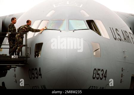 TECH. SGT. James W. Moretz (links) und SENIOR AIRMAN Joseph W. Sosnowski, 437. Logistik-Support-Geschwader, waschen die Fenster auf einem C-17 Globemaster III, der dem 437. Air Wing zugeteilt ist. Basis: Luftwaffenstützpunkt Charleston Bundesstaat: South Carolina (SC) Land: Vereinigte Staaten von Amerika (USA) Stockfoto