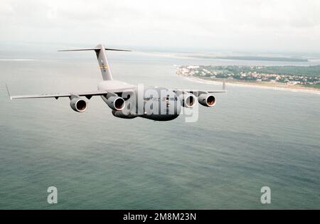 Luftaufnahme eines C-17 Globemaster III, 17. Airlift-Geschwader, 433. Air Wing, der über die Küste von South Carolina fliegt. Basis: Luftwaffenstützpunkt Charleston Bundesstaat: South Carolina (SC) Land: Vereinigte Staaten von Amerika (USA) Stockfoto