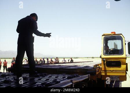 PERSONAL SGT. Roland Reves, Ladermeister, 21. Airlift-Geschwader, Luftwaffenstützpunkt Travis, CA, führt einen K-Loader in Position, um die vier Army-Helikopter, zwei Frachtpaletten und ein Regierungsfahrzeug aus der gerade angekommenen Travis-Galaxy C-5 zu entladen. Die Artikel werden in Roving Sands '96 verwendet, der größten jährlichen Übung des US-Militärs zur gemeinsamen Luftverteidigung. Betreff Betrieb/Serie: ROVING SANDS '96 Base: Biggs Army Air Field, El Paso Bundesstaat: Texas (TX) Land: Vereinigte Staaten von Amerika (USA) Stockfoto