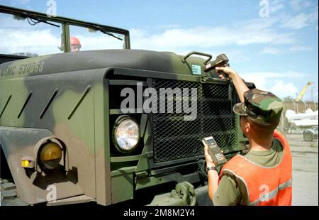 US Marine Corps Lance Corporals (LCPL) Ferreria vom 2. Landing Support Battalion (LSB) verwendet ein Datenerfassungsgerät (DCD) zum Scannen eines Barcodes für die Logistikanwendung des automatisierten Markierungs- und Lesesymbolsystems (LOGMARS) auf einem M939 (6x6) 5-Tonnen-Lkw während des Betriebs DES AGILEN SCHWERTS 96. US Marine Corps Lance Corporals (LCPL) Ferreria vom 2. Landing Support Battalion (LSB) verwendet ein Datenerfassungsgerät (DCD) zum Scannen eines Barcodes für die Logistikanwendung des automatisierten Markierungs- und Lesesymbolsystems (LOGMARS) auf einem M939 (6x6) 5-Tonnen-Lkw während des Betriebs DES AGILEN SCHWERTS Õ96. Stockfoto