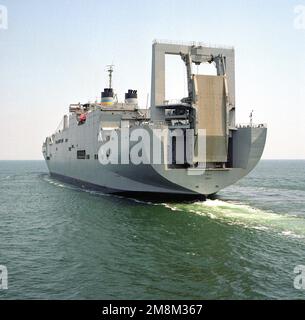 Ein niedrig schräger Hafenviertelblick der USNS Gordon (T-AKR-296) des Militärischen Sealift-Kommandos USNS Gordon (MSC), das derzeit auf See getestet wird. Land: Atlantik (AOC) Stockfoto