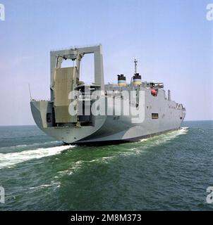 Ein tief schräges Steuerbord-Viertelbild des Fahrzeugtransportschiff USNS Gordon (T-AKR-296) des Militärsealift-Kommandos (MSC), das derzeit auf See getestet wird. Land: Atlantik (AOC) Stockfoto