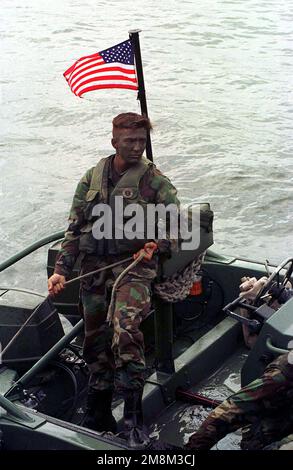 Ein US-Marine von der Small Craft Company, 2. Marine Division, wartet an Bord seines Raider Craft, während er in Camp Lejeune, NC, die JAGD AUF MANTIS II AUSÜBT. Marines vom Hauptquartier-Bataillon, 2. Marine-Division, führten während der Übung Massentötungsübungen für Verletzte, Geiselrettungsübungen und Operationen zur Unterstützung kleiner Handwerkseinheiten durch. Betreff Operation/Serie: BEUTETIER-MANTIS-II-Stützpunkt: Marinekorps-Stützpunkt, Camp Lejeune Bundesstaat: North Carolina (NC) Land: Vereinigte Staaten von Amerika (USA) Stockfoto