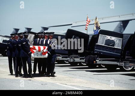 Die Ehrenwache des Luftwaffenstützpunktes Dover trägt den Sarg mit der Flagge eines der neunzehn Soldaten, die beim Bombenanschlag in Dhahran, Saudi-Arabien, getötet wurden. Am 27. Juni 1996 findet eine Gedenkfeier für die neunzehn Mitglieder des Militärs auf der Fluglinie des Luftwaffenstützpunktes Dover, Delaware, statt. Basis: Luftwaffenstützpunkt Dover Bundesstaat: Delaware (DE) Land: Vereinigte Staaten von Amerika (USA) Stockfoto
