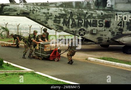 Marines laden Vorräte von einem CH-53 Super-Hengst in der US-Botschaft ab. Special Purpose Marine Air-Ground Task Force (SPMAGTF) Liberia, eine Einheit der Marine Expeditionary Force (MEF) II, Camp Lejeune, NC, übernimmt die Sicherheitsmission in der US-Botschaft der 22. Marine Expeditionary Unit (MEU). Die SPMAGTF wird von COL befehligt. Tony L. Corwin. Betreff Betrieb/Serie: GESICHERTE EINSATZBASIS: Monrovia Land: Liberia (LBR) Stockfoto