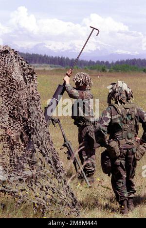 Mörsercrew-Soldaten, die dem 1. Bataillon, 5. Infanterie, 25. Infanteriedivision, Light, zugeteilt wurden, um das 120mm-ml-Mörserrohr zu reinigen. Die Anlage wird im Rahmen einer Brandübung in Bereich Nr. 8 getestet. Betrifft Operation/Serie: FEUERWEHRÜBUNGSBASIS: Fort Lewis Bundesstaat: Washington (WA) Land: Vereinigte Staaten von Amerika (USA) Stockfoto
