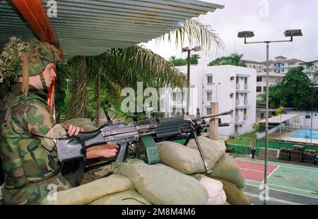 Ein Marine der Kilo Company, 3. Bataillon, 8. Marineregiment, 2D. Marine Division, steht Wache auf Posten 6, am südlichen Ende der US-Botschaft. Special Purpose Marine Air-Ground Task Force (SPMAGTF) Liberia, eine Einheit der II Marine Expeditionary Force (MEF) aus Camp Lejeune, NC, übernimmt die Sicherheitsmission in der US-Botschaft der 22. Marineexpeditionstruppe (MEU). Die SPMAGTF wird von COL befehligt. Tony L. Corwin. Betreff Betrieb/Serie: GESICHERTE EINSATZBASIS: Monrovia Land: Liberia (LBR) Stockfoto