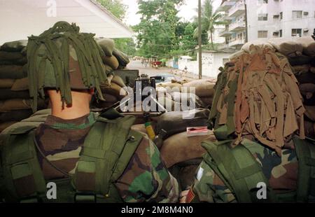 US-Marines von Kilo Company, 3. Bataillon, 8. Marineregiment, 2D. Marine Division, stehen Wache über UN Drive, der vor der US-Botschaft in Monrovia, Liberia läuft. Special Purpose Marine Air-Ground Task Force (SPMAGTF) Liberia vom 2. Marine Expeditionary Unit (MEU) Camp Lejeune, NC, übernahm die Sicherheitsmission in der Botschaft. Betreff Betrieb/Serie: GESICHERTE RESOPNSE Basis: US-Botschaft, Monrovia Land: Liberia (LBR) Stockfoto