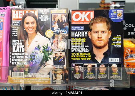 Prinz Harry auf dem Titelblatt des OK Magazins, nachdem das Ersatzbuch im Angebot ist, und Princess Kate auf DEM TITELBLATT DES HELLO Magazins im Ladenregal Januar 2023 London UK Stockfoto