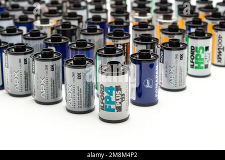 Anordnung der verwendeten 35mm-mm-Schwarzweiß-Filmkassetten, isoliert auf weißem Hintergrund mit geringer Tiefenschärfe (Bokeh). Stockfoto