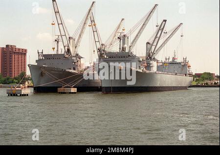 Eine Hafenbogenansicht des Hilfskraneschiffs FLICKERTAIL STATE (T-ACS-5), das im RRF-Bereitschaftsstatus am Pier des Military Sealift Command (MSC) bei Newport News gebunden ist. Dahinter liegt ihr Schwesterschiff CORNHUSKER STATE (T-ACS-6). Basis: James River Bundesstaat: Virginia (VA) Land: Vereinigte Staaten von Amerika (USA) Stockfoto