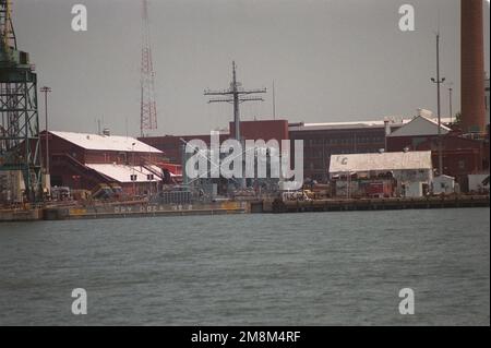 Ein Blick vom Heck auf das Tanklandeschiff SUMTER (LST-1181) im Trockendock Nr. 2 der Newport News Shipbuilding & Drydock Corporation. Das Schiff wird überholt, um seinen Verkauf an die taiwanesische Marine vorzubereiten. Basis: James River Bundesstaat: Virginia (VA) Land: Vereinigte Staaten von Amerika (USA) Stockfoto