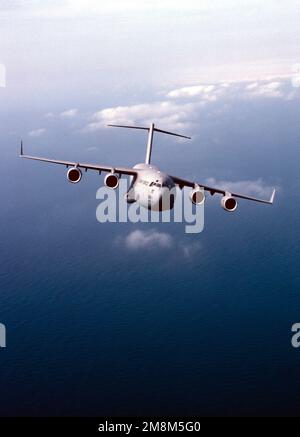 Eine Air-to-Air-Vorderansicht eines C-17 Globemaster III aus dem 17. Luftschiff, 437. Luftwaffenstützpunkt Charleston, South Carolina. Basis: Charleston Bundesstaat: South Carolina (SC) Land: Vereinigte Staaten von Amerika (USA) Stockfoto