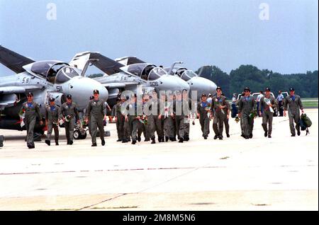 Die Flugbesatzungen der Fighter Attack Squadron Three Four (VA-34) nähern sich Familie und Freunden während der Heimfeierlichkeiten von Carrier Air Wing Seven (CVW-7) an Bord der Naval Air Station Oceana, Virginia. CVW-7 beförderte den nuklearbetriebenen Flugzeugträger USS GEROGE WASHINGTON (CVN 73) mit einem regelmäßigen Einsatz im Mittelmeer, der auch Operationen in der Adria und im Persischen Golf umfasste. Das Geschwader beginnt mit der Ausbildung auf den F/A-18C Hornet-Flugzeugen, und nach Abschluss der Umstellung werden sie wieder als Strike Fighter Squadron Three Four (VFA-34) zur Flotte gehören. B Stockfoto