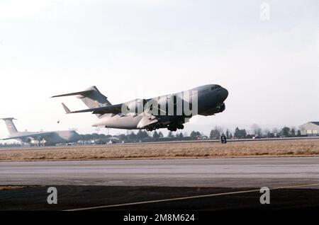 Ein C-17 Globemaster III, dem 437. Luftschiff-Flügel, Charleston AFB, SC zugewiesen, hebt von der Start- und Landebahn nach Bosnien. Exaktes Datum Aufnahme unbekannt veröffentlicht im AIRMAN Magazine August 1996. Stützpunkt: Luftwaffenstützpunkt Aviano Staat: Pordenone Land: Italien (ITA) Stockfoto