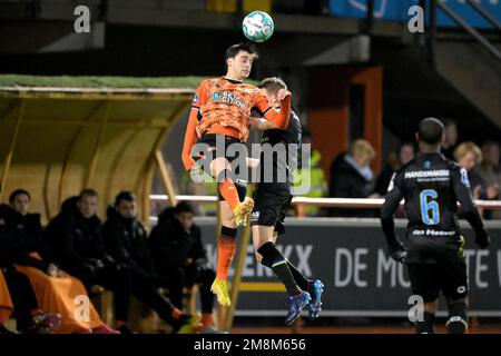 Niederlande. 14. Januar 2023. VOLENDAM - (lr) Julian Lelieveld vom RKC Waalwijk, Gaetano Oristanio vom FC Volendam während des niederländischen Premier-League-Spiels zwischen dem FC Volendam und dem RKC Waalwijk im Kras-Stadion am 14. Januar 2023 in Volendam, Niederlande. ANP GERRIT VAN KOLOLEN Kredit: ANP/Alamy Live News Stockfoto
