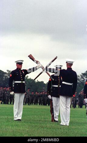 Die Silent Drill Platoon des US Marine Corps führt ihre Routine für die Teilnehmer der Eröffnungszeremonien durch. Dies ist eine vom US-amerikanischen Atlantikkommando geförderte Übung, die von den Marine Forces Atlantic durchgeführt wird. Betreff Operation/Serie: COOPERATIVE OSPREY '96 Base: Marine Corps Base, Camp Lejeune Bundesstaat: North Carolina (NC) Land: Vereinigte Staaten von Amerika (USA) Stockfoto