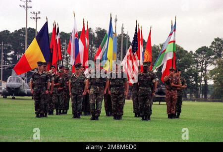 Die Eröffnungszeremonie beginnt mit dem marsch der Flaggenträger der teilnehmenden Länder auf die W.P.T. Hill Field. Die drei NATO-Länder, die Truppen bereitstellen, sind die Vereinigten Staaten, Kanada und die Niederlande. Die 16 Länder, die Truppen im Rahmen der "Partnerschaft für den Frieden" bereitstellen, sind Albanien, Österreich, Bulgarien, Estland, Georgien, Ungarn, Kasachstan, Kirgisistan, Lettland, Litauen, Moldau, Polen, Rumänien, Slowakische Republik, Ukraine, Und Usbekistan. Darüber hinaus stellen die folgenden Länder Beobachter für die Übung bereit: Aserbaidschan, Belarus, die Tschechische Republik und Dänemark. Betreff Operation/Serie: COOPERATIVE OSPREY ' Stockfoto