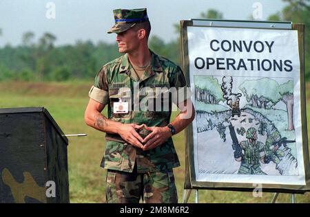 Sergeant Hughes, 2. Bataillon, 6. Marines, unterrichtet Mitglieder der Kompanie 4 während der Lageübung 1, Konvoi-Operationen, COOPERATIVE OSPREY 96. Cooperative Osprey '96 ist eine vom US-amerikanischen Atlantikkommando geförderte Übung, die im August 1996 von Marine Forces Atlantic im Camp Lejeune, North Carolina, durchgeführt wird. Cooperative Osprey wird im Rahmen des Programms „Partnerschaft für den Frieden“ Interoperabilitätsschulungen für Friedenssicherungseinsätze und humanitäre Einsätze nach NATO/IFOR-Standards anbieten, wobei der Schwerpunkt auf individuellen und kollektiven Fähigkeiten liegt. Betreff/Serie Stockfoto