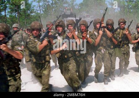 Georgische Soldaten, bewaffnet mit AKM-Sturmgewehren, bilden sich während ziviler Unruhen, Lageübungsübung 4, ÜBUNGSKOOPERATIVE OSPREY 96. Cooperative Osprey '96 ist eine vom US-amerikanischen Atlantikkommando gesponserte Übung, die von Marine Forces Atlantic in Camp Lejeune, North Carolina, durchgeführt wird. Cooperative Osprey wird im Rahmen des Programms „Partnerschaft für den Frieden“ Interoperabilitätsschulungen für Friedenssicherungseinsätze und humanitäre Einsätze nach NATO/IFOR-Standards anbieten, wobei der Schwerpunkt auf individuellen und kollektiven Fähigkeiten liegt. Die drei NATO-Länder, die Truppen bereitstellen, sind die Einheit Stockfoto