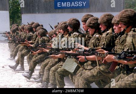 Georgische Soldaten, bewaffnet mit AKM-Sturmgewehren, bilden sich während ziviler Unruhen, Lageübungsübung 4, ÜBUNGSKOOPERATIVE OSPREY 96. Cooperative Osprey '96 ist eine vom US-amerikanischen Atlantikkommando geförderte Übung, die im August 1996 von Marine Forces Atlantic im Camp Lejeune, North Carolina, durchgeführt wird. Cooperative Osprey wird im Rahmen des Programms „Partnerschaft für den Frieden“ Interoperabilitätsschulungen für Friedenssicherungseinsätze und humanitäre Einsätze nach NATO/IFOR-Standards anbieten, wobei der Schwerpunkt auf individuellen und kollektiven Fähigkeiten liegt. Die drei NATO-Länder stellen dies bereit Stockfoto