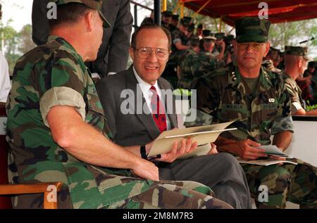 GEN. John J. Sheehan, Oberster Alliierter Befehlshaber, Atlantik und Oberbefehlshaber, US-amerikanisches Kommando (links), der ehrenwerte Dr. William Perry, US-Verteidigungsminister (Mitte) und LT. GEN. Charles E. Wilhelm, Commander, Marine Forces Atlantic (rechts), spricht während der Abschlusszeremonie. Betreff Operation/Serie: COOPERATIVE OSPREY '96 Base: Marine Corps Base, Camp Lejeune Bundesstaat: North Carolina (NC) Land: Vereinigte Staaten von Amerika (USA) Stockfoto