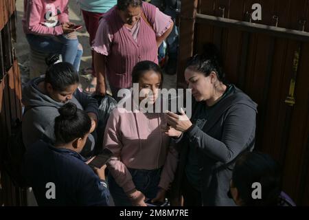 Tijuana, Baja, Kalifornien, Mexiko. 13. Januar 2023. Einige Migranten entlang der Grenze zwischen den USA und Mexiko im Unterschlupf Agape Mundial Tijuana haben über die neue CBP One App, die gestern vom Ministerium für innere Sicherheit (DHS) für diejenigen eingeführt wurde, die Asyl in den Vereinigten Staaten beantragen möchten, Termine erhalten. (Kreditbild: © Carlos A. Moreno/ZUMA Press Wire) NUR REDAKTIONELLE VERWENDUNG! Nicht für den kommerziellen GEBRAUCH! Stockfoto