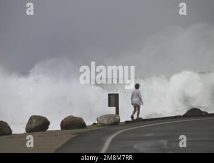 Pacific Grove, Kalifornien, USA. 13. Januar 2023. Läufer trotzt 25 bis 30ft Wellen entlang des Pacific Grove Costal Trail (Kreditbild: © Rory Merry/ZUMA Press Wire) – NUR REDAKTIONELLE VERWENDUNG! Nicht für den kommerziellen GEBRAUCH! Stockfoto