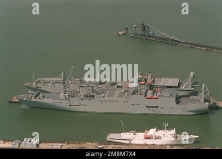 Seitlicher Blick vom Lufthafen auf die an der Kohleanlegestelle Newport News angebundenen Transportschiffe USNS GORDON (T-AKR-296) und USNS SHUGART (T-AKR-295). Ein Ozeanographisches Schiff der Silas-Bent-Klasse befindet sich im Reservestatus am Pier im Vordergrund. Basis: James River Bundesstaat: Virginia (VA) Land: Vereinigte Staaten von Amerika (USA) Stockfoto