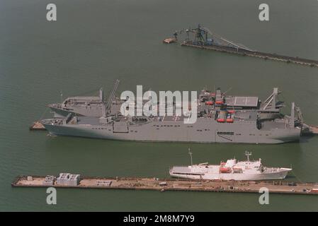 Luftansicht des Hafenviertels der an der Kohleanlegestelle Newport News angebundenen Transportschiffe USNS GORDON (T-AKR-296) und USNS SHUGART (T-AKR-295). Basis: James River Bundesstaat: Virginia (VA) Land: Vereinigte Staaten von Amerika (USA) Stockfoto